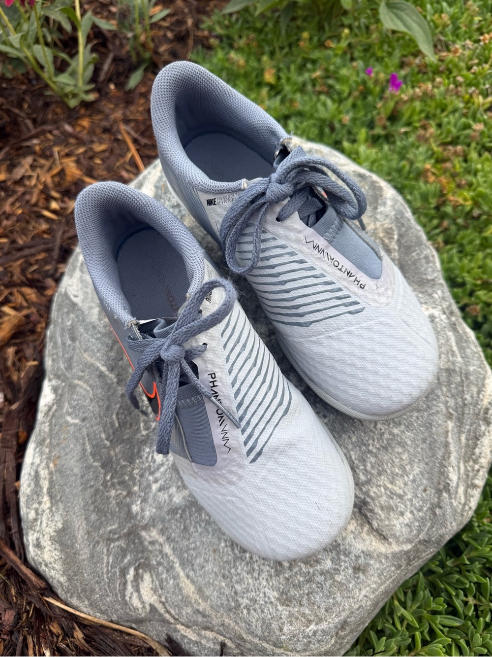 NIKE JR PHANTOM VENOM ACADEMY IC, Kids Light Gray Sneakers with Orange Swoosh
